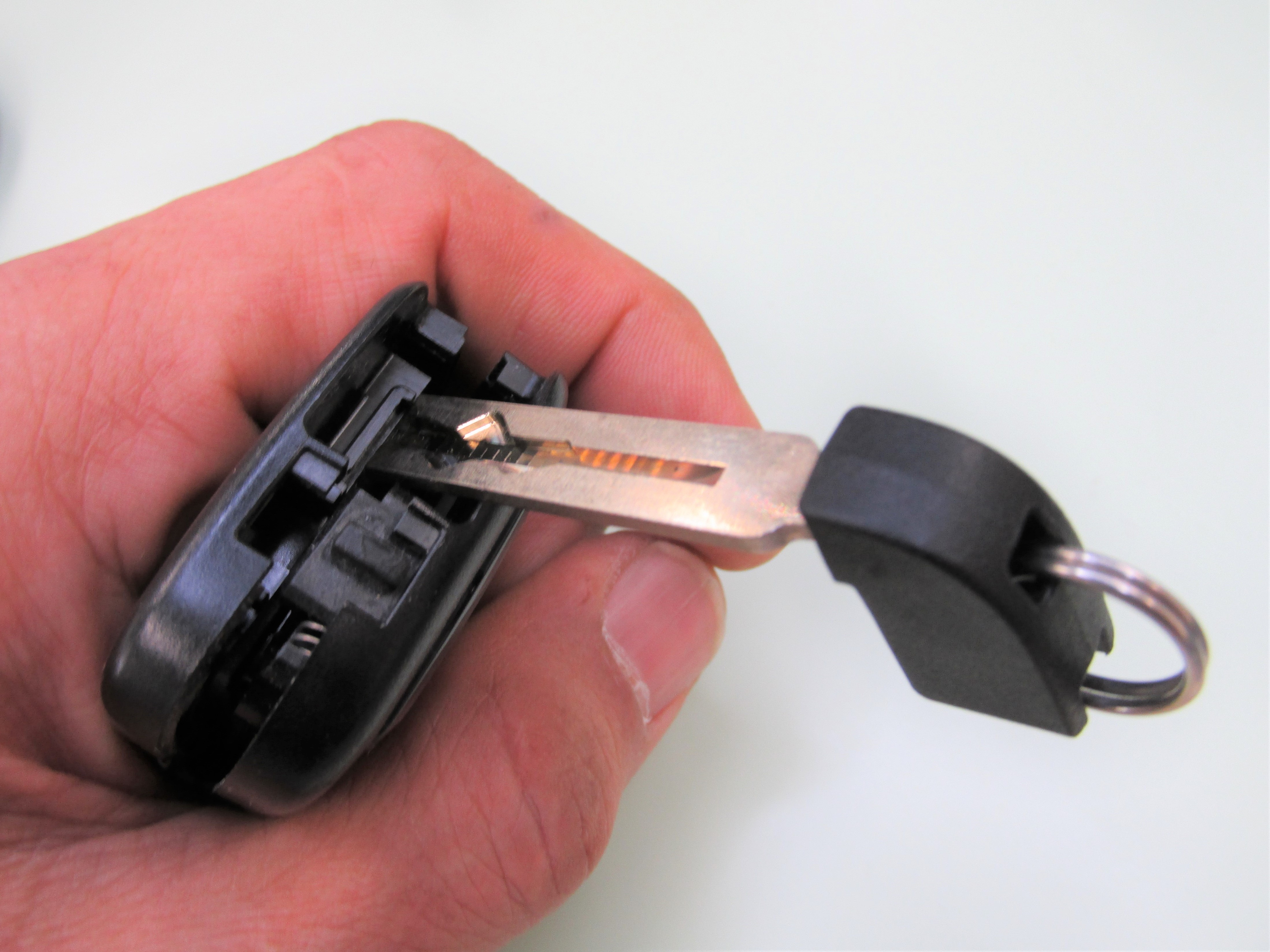 プリウスキーレスの電池交換 | 時計修理のMr.BOB 事例ブログ