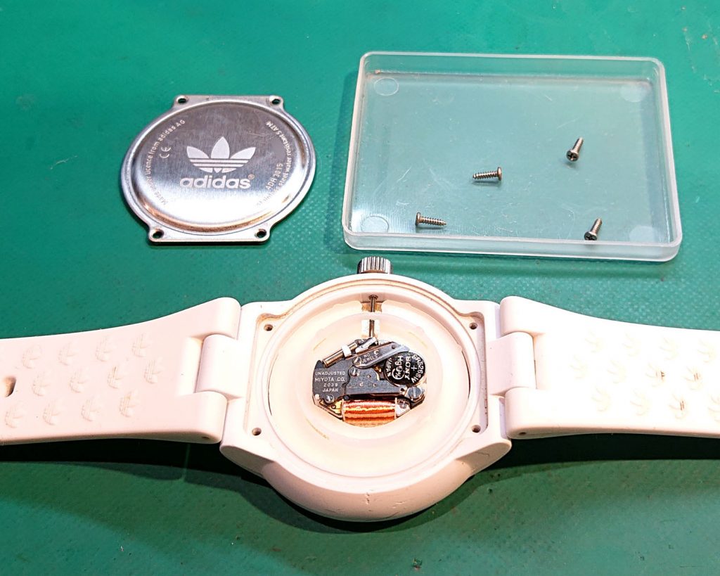 Adidas アディダス ADH3015の電池交換 | 時計修理のMr.BOB 事例ブログ