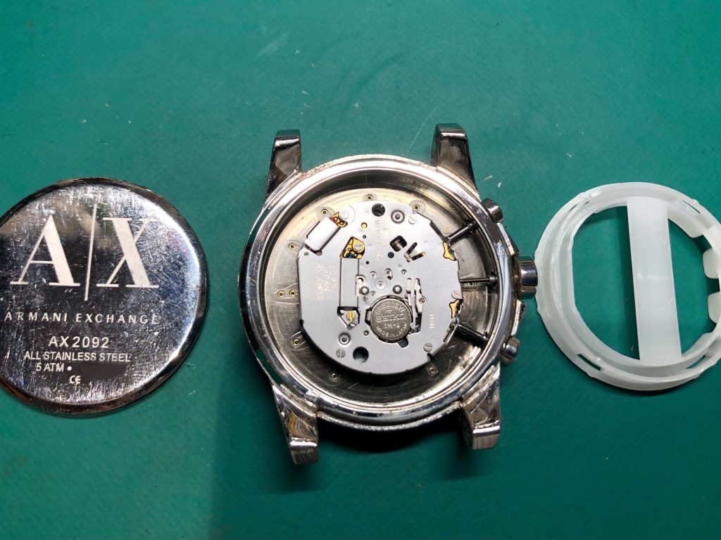 ARMANI EXCHANGE AX2092の電池交換と洗浄 | 時計修理のMr.BOB 事例ブログ