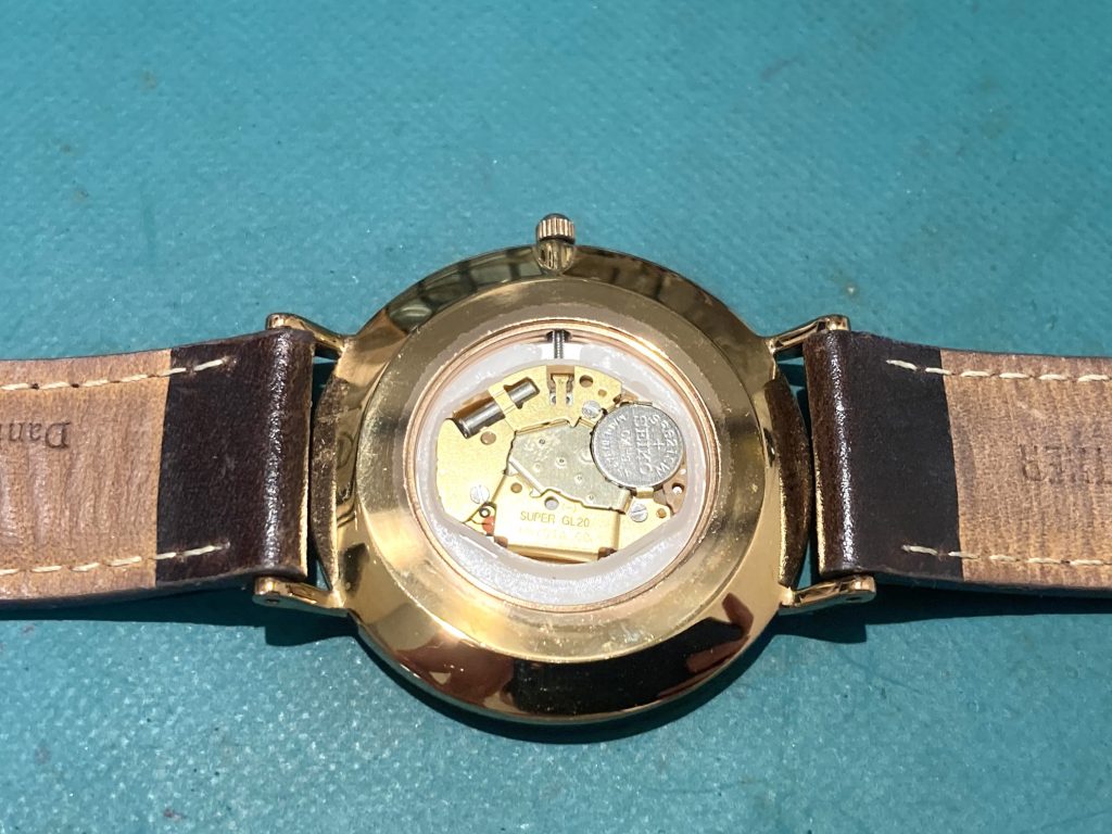 ダニエルウェリントン（DW）の薄型時計は、内部を取り出すとき、裏側から取り出せない構造の時計がほとんどです。